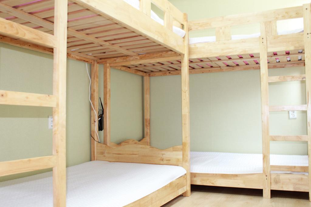 R Station Guest house *